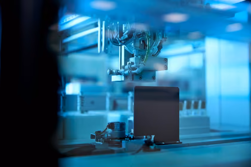 An automated instrument working under blue light