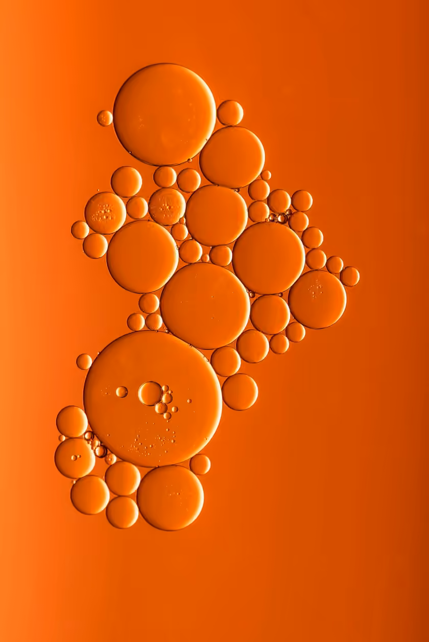 Droplets held on a coloured ground